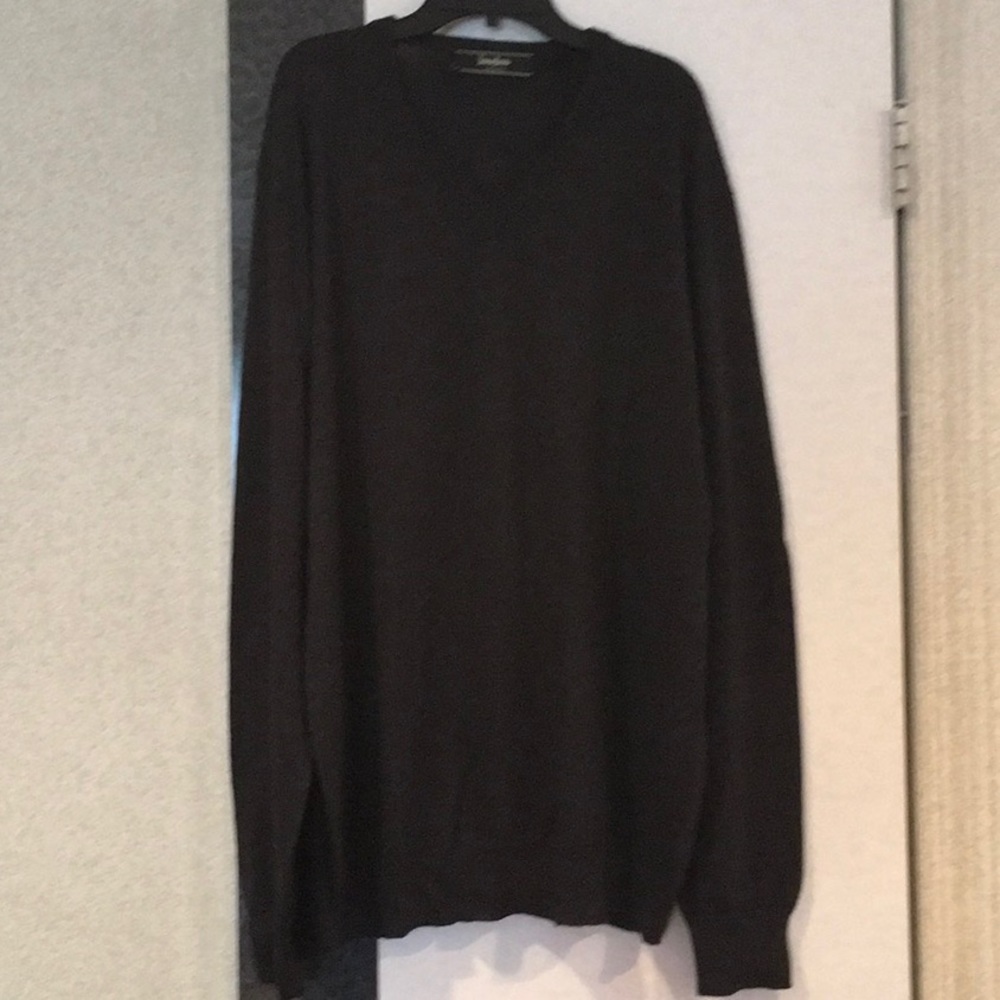 Men’s sweater.